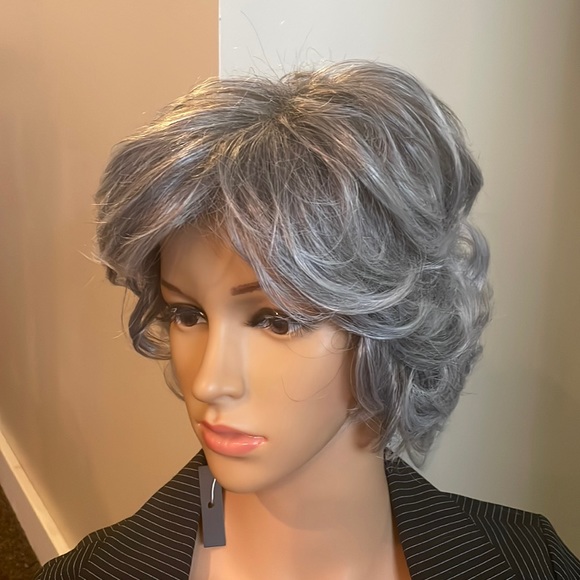 NWT 11” gray silver grey wavy short natural matte wig back curls - Picture 6 of 15